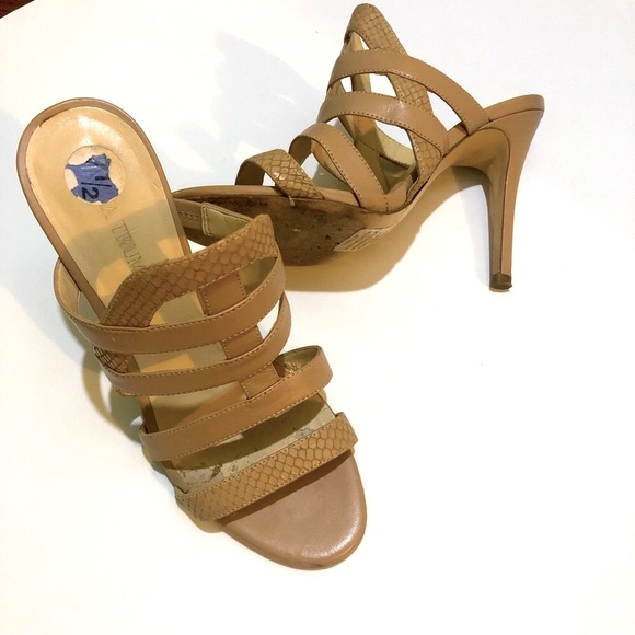 Ivanka Trump 7.5 Nude Heels - Picture 1 of 9